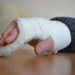骨を折った、又は骨にヒビが入った時の痛みや感覚をどう表現するか?
